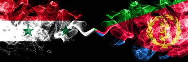 Bandiere fumogene Siria vs Eritrea affiancate. Bandiere di fumo spesse color seta di Siria ed Eritrea — Foto Stock