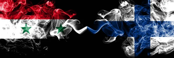 Syrien vs Finland, finska rökflaggor placerade sida vid sida. Tjock, silkeslen rökflagg från Syrien och Finland, finska — Stockfoto