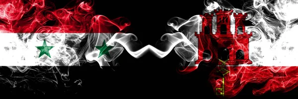 시리아 vs 지브롤터에서는 담배 깃발 이 나란히 놓여 있다. 시리아와 지브롤터에 있는 짙은 갈색의 누르스름 한 연기 깃발 — 스톡 사진