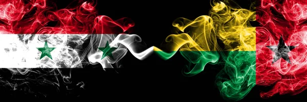 Suriye vs Gine Bissau bayrakları yan yana yerleştirilmiş duman. Suriye ve Gine Bissau ipeksi duman bayrakları renkli kalın — Stok fotoğraf