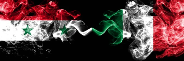 Siria vs Italia, bandiere fumogene italiane affiancate. Bandiere di fumo spesse color seta di Siria e Italia, italiane — Foto Stock