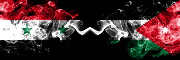 Syrien vs Jordanien, Jordaniens rökflaggor placerade sida vid sida. Tjockfärgade silkeslena rökflaggor från Syrien och Jordanien, Jordanien — Stockfoto