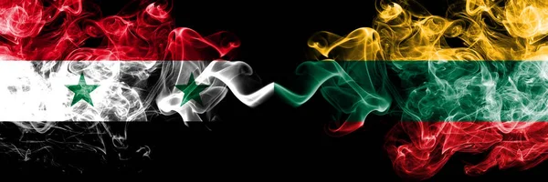 시리아와 리투아니아 사이에서는 리투아니아가 국기를 내걸었다. 시리아와 리투아니아, 리투아니아, 짙은 색의 누르스름 한 연기 깃발 — 스톡 사진