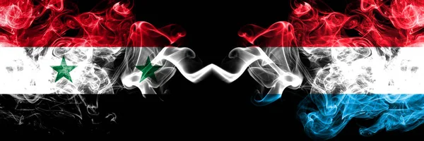 シリア対ルクセンブルク煙サイド バイ サイド配置フラグ。厚い色のシリアとルクセンブルクの絹のような煙フラグ — ストック写真
