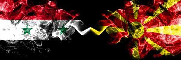 시리아 대 마케도니아 사이에서는 마케도니아의 담배 깃발 이 나란히 놓여 있다. 마케도니아, 시리아와 마케도니아의 짙은 실무스 름 한 연기 깃발 — 스톡 사진