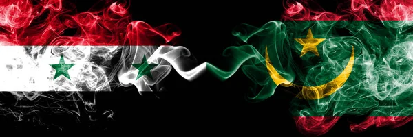 Siria vs Mauritania, banderas de humo mauritanas colocadas lado a lado. Banderas de humo sedoso de color grueso de Siria y Mauritania, Mauritania — Foto de Stock