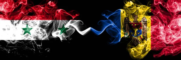 Syria kontra Mołdawia, mołdawskie flagi dymne umieszczone obok siebie. Grube jedwabne flagi dymne Syrii i Mołdawii, Mołdawii — Zdjęcie stockowe