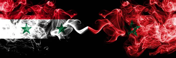 Síria vs Marrocos, bandeiras de fumaça marroquinas colocadas lado a lado. Bandeiras de fumo sedoso de cor grossa de sírio e Marrocos, marroquino — Fotografia de Stock