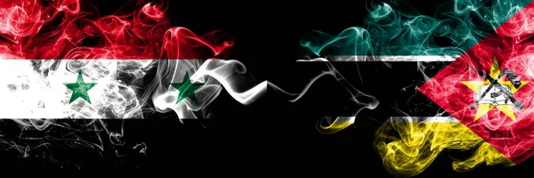 Síria vs Moçambique, bandeiras de fumo moçambicanas colocadas lado a lado. Bandeiras de fumo sedoso de cor grossa da Síria e Moçambique, moçambicano — Fotografia de Stock