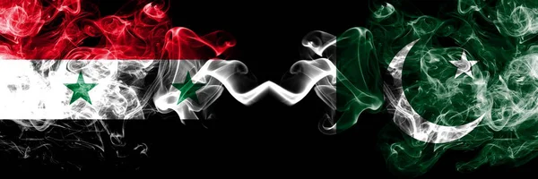Συρία εναντίον Πακιστάν, Πακιστανικές σημαίες καπνού τοποθετημένες δίπλα δίπλα. Χοντρές χρωματιστές μεταξένιες σημαίες καπνού της Συρίας και του Πακιστάν, Πακιστάν — Φωτογραφία Αρχείου