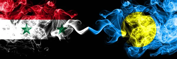 시리아 vs 팔라우, 팔라 울 란에는 연기 깃발 이 나란히 놓여 있었다. 팔라우 , 시리아 와 팔라우 에 있는 짙은 갈색의 누르스름 한 연기 깃발 — 스톡 사진
