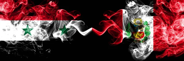 Сирия против Перу, перуанские дымовые флаги, размещенные бок о бок. Толстые цветные шелковистые дымовые флаги Сирии и Перу, Перу — стоковое фото