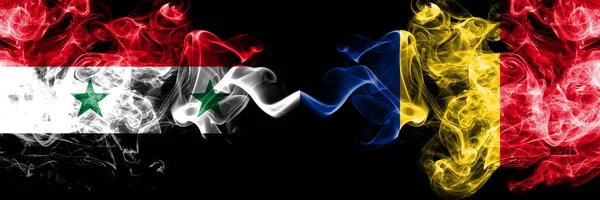 Siria vs Rumania, banderas de humo rumanas colocadas lado a lado. Banderas de humo sedoso de color grueso de Siria y Rumanía, Rumania —  Fotos de Stock