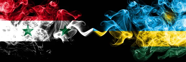 Сирия против Руанды, руандийские дымовые флаги, размещенные бок о бок. Толстые шелковистые дымовые флаги Сирии и Руанды, Руанды — стоковое фото
