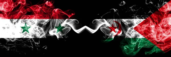Síria vs Bandeiras de fumaça sarauí colocadas lado a lado. Bandeiras de fumo sedoso de cor grossa de sírio e sarauí — Fotografia de Stock