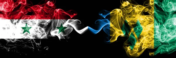 Síria vs São Vicente e Granadinas fumam bandeiras colocadas lado a lado. Bandeiras de fumo sedoso de cor grossa da Síria e de São Vicente e Granadinas — Fotografia de Stock