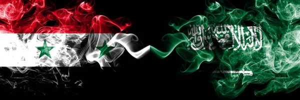 Syrie vs Arabie Saoudite, drapeaux de fumée arabes placés côte à côte. Drapeaux de fumée soyeux de couleur épaisse de l'Arabie syrienne et saoudite, Arabe — Photo