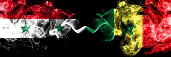 Syria vs Senegal, Senegalskie flagi dymne umieszczone obok siebie. Grube jedwabne flagi dymu syryjskiego i senegalskiego, Senegalu — Zdjęcie stockowe