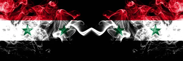 シリア対シリア、シリアの煙旗が並んで配置されます。シリアとシリア、シリアの厚い色の絹の煙の旗 — ストック写真