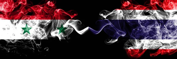 Syrien vs Thailand, thailändska rökflaggor placerade sida vid sida. Tjockfärgade silkeslena rökflaggor från Syrien och Thailand, Thai — Stockfoto