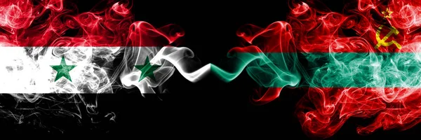 Síria vs Transnístria bandeiras de fumaça colocadas lado a lado. Bandeiras de fumo sedoso de cor grossa da Síria e da Transnístria — Fotografia de Stock