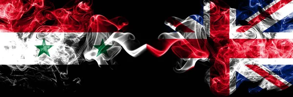 Syrien gegen vereinigtes königreich, britische rauchfahnen nebeneinander platziert. dicke farbige seidene Rauchfahnen von syrischem und vereinigtem Königreich, britisch — Stockfoto