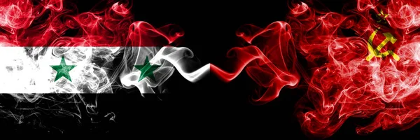 Síria vs URSS, bandeiras comunistas de fumo colocadas lado a lado. Bandeiras de fumo sedoso de cor grossa de sírio e URSS, comunista — Fotografia de Stock