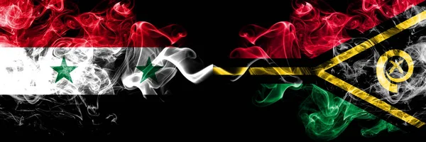 Сирія проти Вануату дим прапори розміщені поруч. Товста кольорові шовковистою дим прапори Сирійський і Вануату — стокове фото