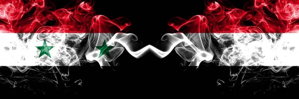 Sýrie vs Jemen, Jemenské dýmové vlajky umístěné bok po boku. Silné barevné hedvábné kouřové vlajky Syřanů a Jemenu, Jemen — Stock fotografie