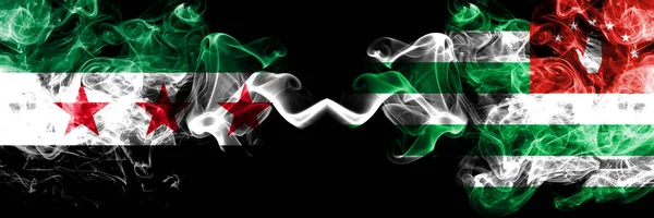 República Árabe Síria vs Abcásia, bandeiras de fumaça da Abcásia colocadas lado a lado. Bandeiras de fumaça sedosa coloridas grossas da oposição Síria e Abcásia, Abcásia — Fotografia de Stock