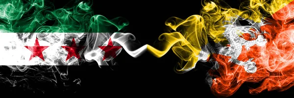 Szíria Arab Köztársaság kontra Bhután, Bhutáni füst zászlók egymás mellett. Sűrű színű selymes füst zászlók a szíriai ellenzék és Bhután, bhutáni — Stock Fotó