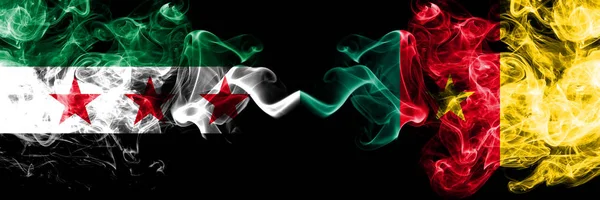 Suriye Arap Cumhuriyeti Kamerun 'a karşı, yan yana yerleştirilmiş Kamerun duman bayrakları. Suriye muhalefetinin kalın renkli dumanlı bayrakları ve Kamerun, Kamerun — Stok fotoğraf