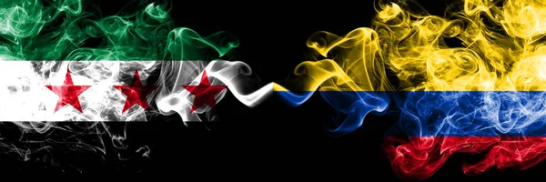 République arabe syrienne vs Colombie, drapeaux de fumée colombiens placés côte à côte. Drapeaux de fumée soyeux de couleur épaisse de l'opposition syrienne et la Colombie, colombienne — Photo