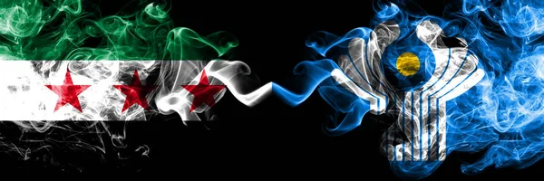 Syryjska Republika Arabska przeciwko Wspólnocie flagi dymu umieszczone obok siebie. Grube kolorowe jedwabne flagi dymu opozycji Syrii i Wspólnoty Narodów — Zdjęcie stockowe