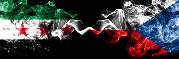 Syriska Arabrepubliken mot Tjeckien röker flaggor placerade sida vid sida. Tjock färgad silkeslen rök flaggor Syrien opposition och Tjeckien — Stockfoto