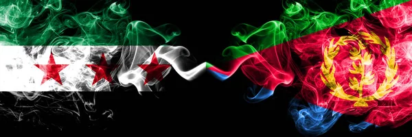 Συριακή Αραβική Δημοκρατία εναντίον Ερυθραίας σημαίες καπνού τοποθετημένες δίπλα-δίπλα. Χοντρές χρωματιστές μεταξένιες σημαίες καπνού της αντιπολίτευσης της Συρίας και της Ερυθραίας — Φωτογραφία Αρχείου