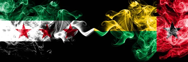 Syrische Arabische Republik gegen Guinea-Bissau Rauchfahnen nebeneinander platziert. dicke, seidige Rauchfahnen der syrischen Opposition und von Guinea-Bissau — Stockfoto