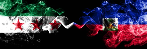 在阿拉伯叙利亚共和国对海地的比赛中，海地的烟旗肩并肩地插在一起。 叙利亚反对派和海地、海地的厚厚的彩色丝状烟雾旗 — 图库照片