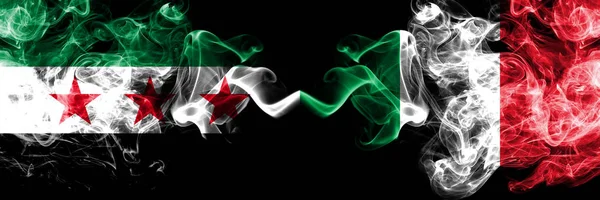 República Árabe Síria vs Itália, bandeiras de fumaça italianas colocadas lado a lado. Bandeiras de fumaça sedosa coloridas grossas da oposição Síria e Itália, italiano — Fotografia de Stock