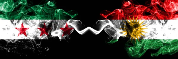 Syrische Arabische Republik vs Kurdistan, kurdische Rauchfahnen nebeneinander platziert. dicke, seidige Rauchfahnen der syrischen Opposition und kurdistan, kurdisch — Stockfoto