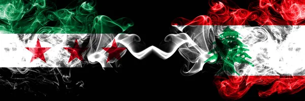 República Árabe Síria vs Líbano, bandeiras de fumaça libanesas colocadas lado a lado. Bandeiras de fumo sedoso de cor grossa da oposição Síria e Líbano, libanês — Fotografia de Stock