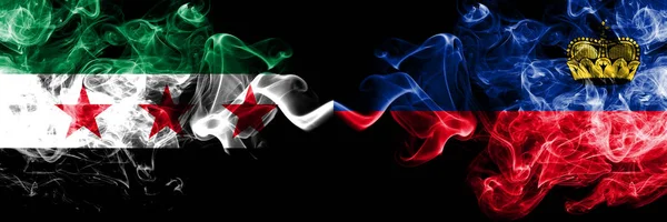 Suriye Arap Cumhuriyeti, Lihtenştayn ve Lihtenştayn 'a karşı yan yana yerleştirilmiş dumanlı bayraklar. Suriye muhalefetinin kalın renkli dumanlı bayrakları ve Lihtenştayn, Lihtenştayn — Stok fotoğraf