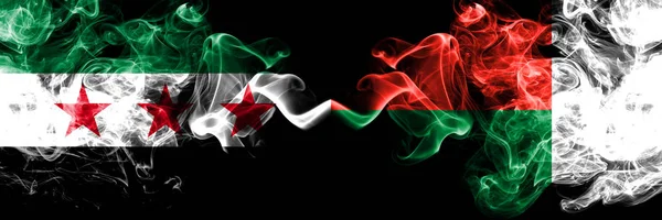 Syrische Arabische Republik vs Madagaskar, Madagaskar Rauchfahnen nebeneinander platziert. dicke farbige seidene Rauchfahnen der syrischen Opposition und Madagaskar, Madagaskar — Stockfoto