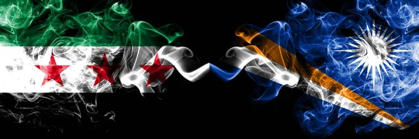 Suriye Arap Cumhuriyeti, Marshall Adaları 'na karşı yan yana yerleştirilmiş dumanlı bayraklar. Suriye ve Marshall Adaları 'nın kalın renkli dumanlı bayrakları — Stok fotoğraf