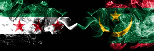 Syryjska Republika Arabska przeciwko Mauretanii, mauretańskie flagi dymne umieszczone obok siebie. Grube jedwabne flagi dymu syryjskiego opozycji i Mauretanii, Mauretania — Zdjęcie stockowe