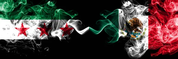 Suriye Arap Cumhuriyeti Meksika 'ya karşı, yan yana yerleştirilmiş Meksika duman bayrakları. Suriye ve Meksika muhaliflerinin kalın renkli dumanlı bayrakları — Stok fotoğraf