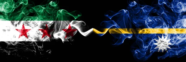 シリア・アラブ共和国対ナウルの煙旗が並んで配置されます。シリアの反対とナウルの厚い色の絹のような煙の旗 — ストック写真