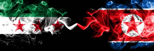 Συριακή Αραβική Δημοκρατία εναντίον Βόρειας Κορέας, κορεατικές σημαίες καπνού τοποθετημένες δίπλα-δίπλα. Χοντρές χρωματιστές μεταξένιες σημαίες καπνού της αντιπολίτευσης της Συρίας και της Βόρειας Κορέας, της Κορέας — Φωτογραφία Αρχείου