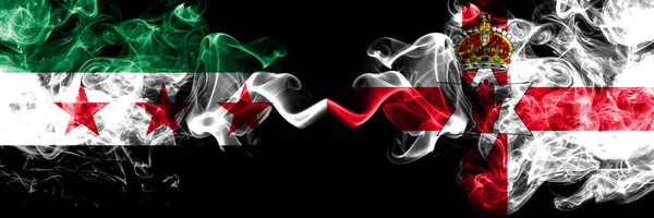 República Árabe Síria vs Irlanda do Norte bandeiras de fumaça colocadas lado a lado. Bandeiras de fumo sedoso de cor grossa da oposição Síria e Irlanda do Norte — Fotografia de Stock