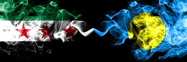Syryjska Republika Arabska vs Palau, palaulańskie flagi dymne umieszczone obok siebie. Grube jedwabne flagi dymu syryjskiego opozycji i Palau, Palau — Zdjęcie stockowe